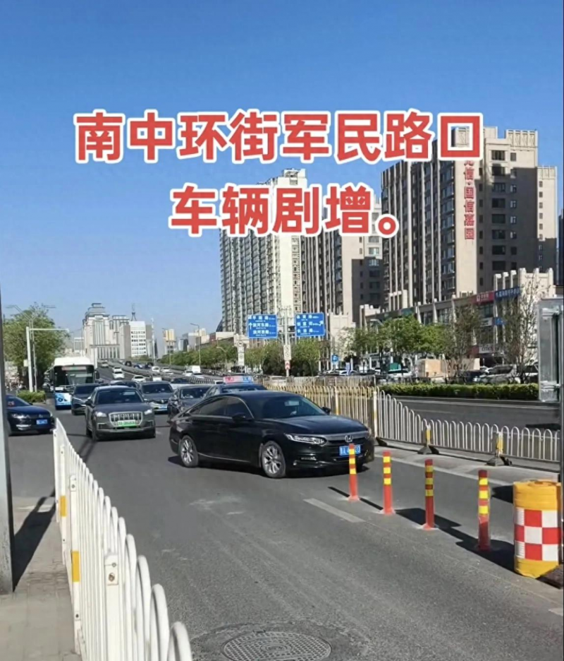 太原南中环军民路护栏，主路畅，辅路堵成“一锅粥”
