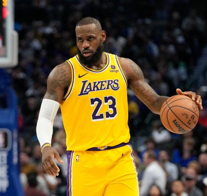 詹姆斯再谈退役！施压湖人要求补强