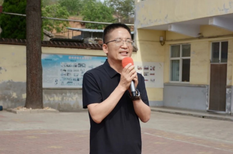 县工商联主席元慧明为本次助学活动致辞