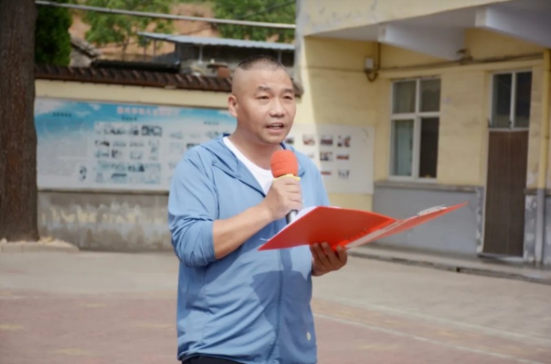 县工商联主席元慧明为本次助学活动致辞