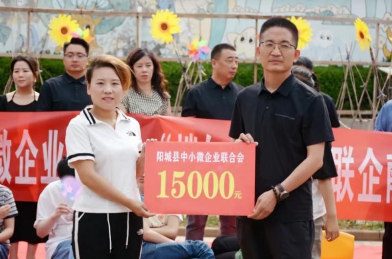 县工商联主席元慧明为本次助学活动致辞