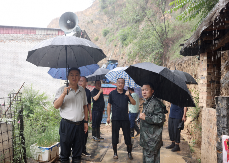 山西省吕梁市离石区委副书记、区长张海文一线调研督导地质灾害隐患排查和防汛抗旱工作