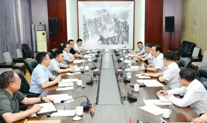 7月2日，市委书记丁小强与华新燃气集团有限公司副董事长李晓武举行工作会谈。