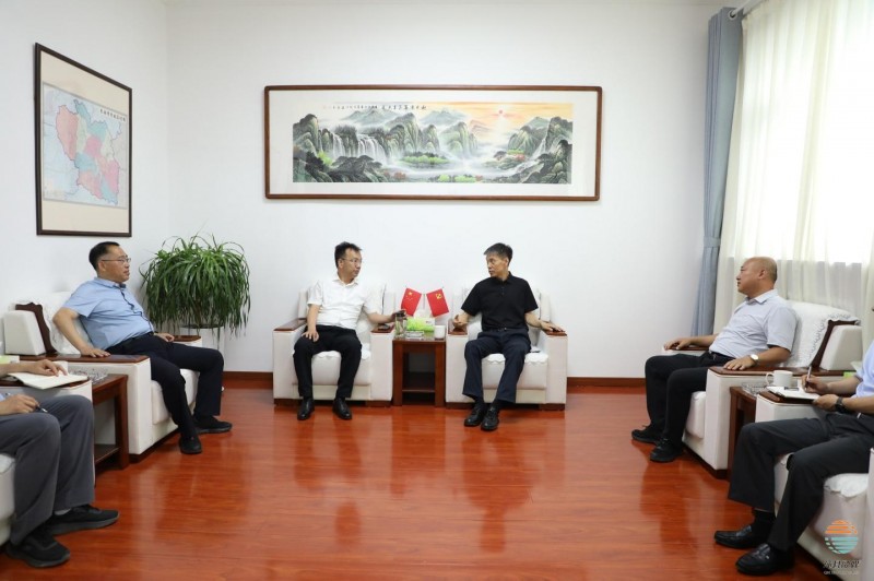 山西省长治市沁县委书记司慧军与山西建投城市运营集团董事长王红兵举行工作会谈