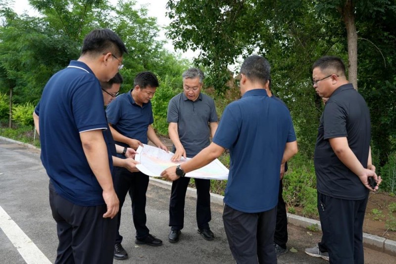 山西省晋中市榆社县委副书记、县长魏栋在河峪乡调研乡村振兴工作