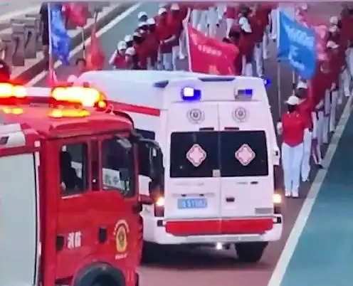 辽宁朝阳一老年暴走团占道逼停120和119，警方回应：素养问题，会进行批评教育