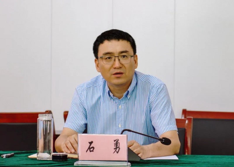 石勇在新世纪农业科技有限公司现场办公2