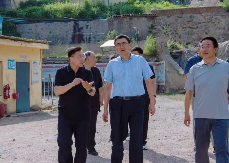 山西省晋中市左权县委书记石勇在重点铁矿企业现场办公