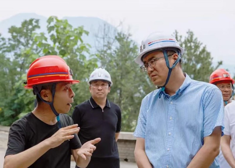 山西省晋中市左权县委书记石勇在重点铁矿企业现场办公1