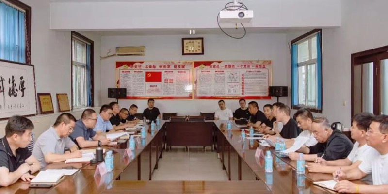 山西省晋中市左权县委书记石勇在重点铁矿企业现场办公2