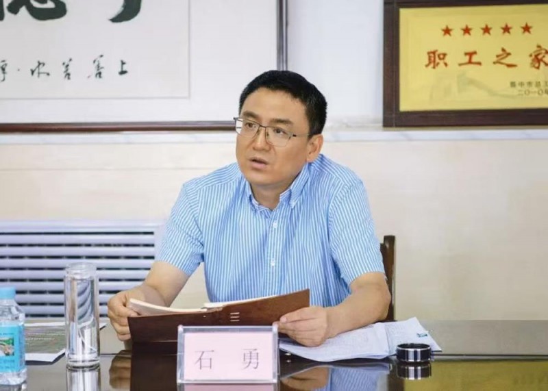 山西省晋中市左权县委书记石勇在重点铁矿企业现场办公3