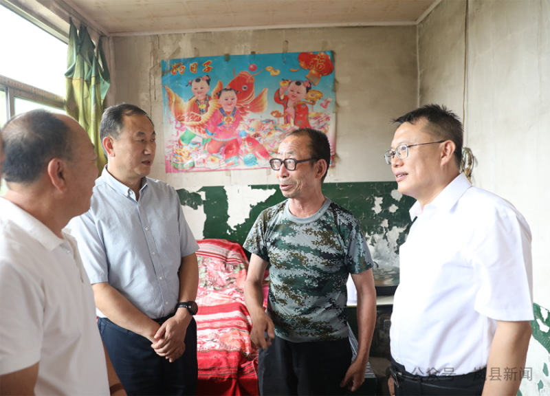 王小明陪同市退役军人事务局刘瑞峰局长走访慰问困难退役军人