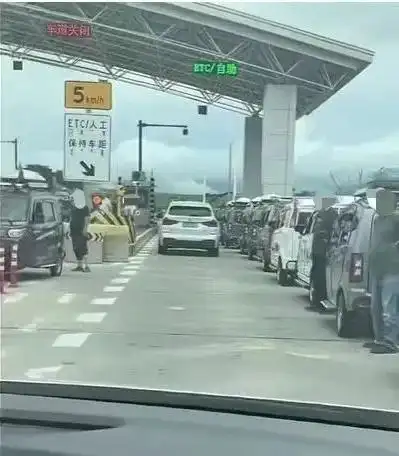 内蒙古一收费站口几十辆“老头乐”排队上高速？高速回应：法规明确禁止，当时已全部劝返