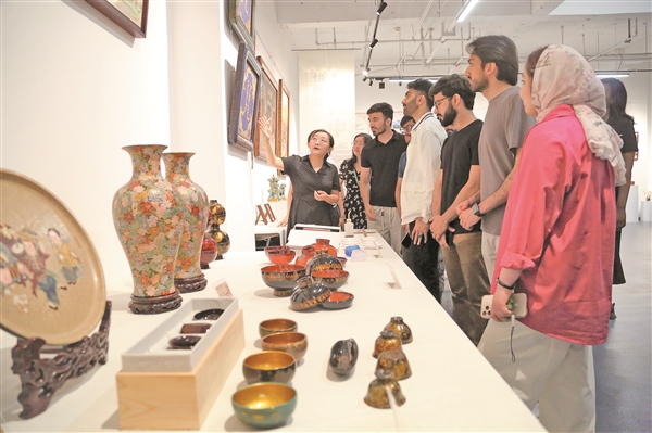 外国友人在晋中代表作品展台前驻足了解