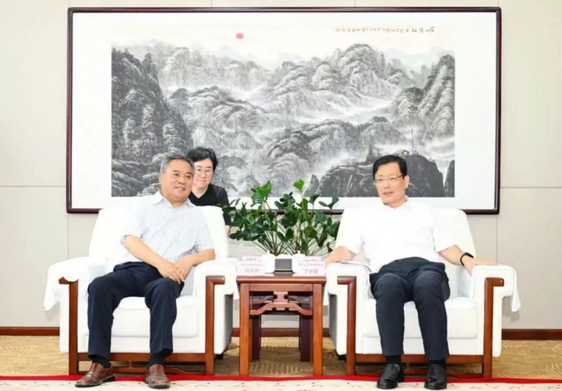 山西省长治市委书记丁小强与百泰生物药业有限公司董事长白先宏举行工作会谈