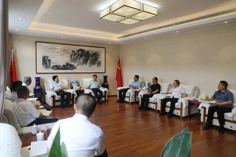 山西省晋中市榆社县委书记郭建雄与华能集团山西分公司执行董事、党委书记胥金平举行项目对接座谈