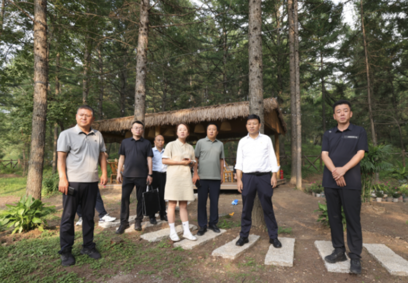山西省吕梁市离石区委书记廉海平在大东沟森林旅游度假区现场办公