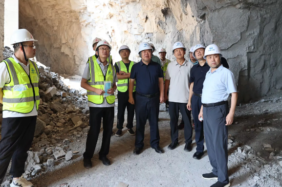 山西省长治市平顺县委书记连树斌调研神龙湾挂壁公路至井底改建项目进展情况