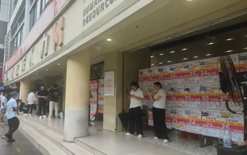 “忙3个月就能赚2万多元”，郑州富士康求职者排起几百米长队，每天多达数千人！95%来自河南本地，不少员工子女毕业后也加入
