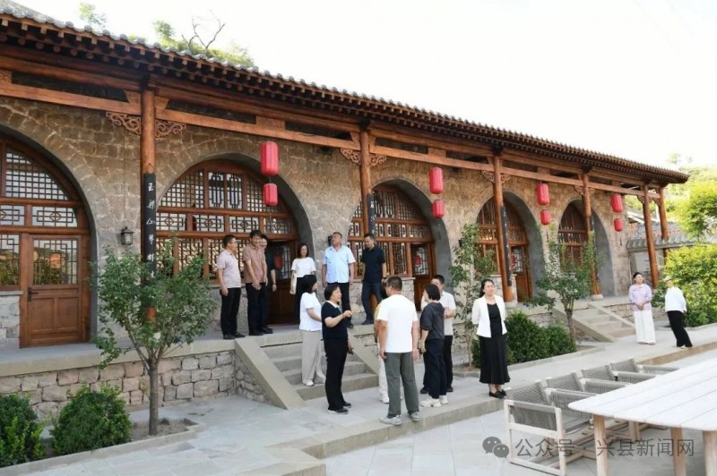 山西省吕梁市政协副主席、民进吕梁市委会主委李媛就乡村旅游重点村建设在兴县调研