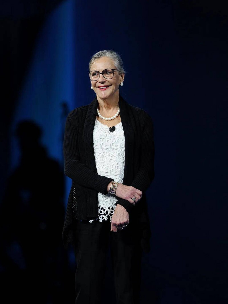 身家7000亿，沃尔玛公主成为全球第一富婆：不上班、没小孩、只烧钱