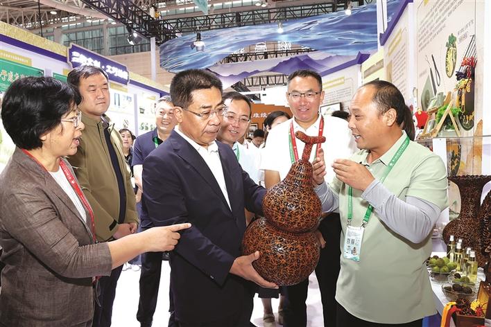 图为市委书记孙大军在省第七届文博会吕梁馆巡馆