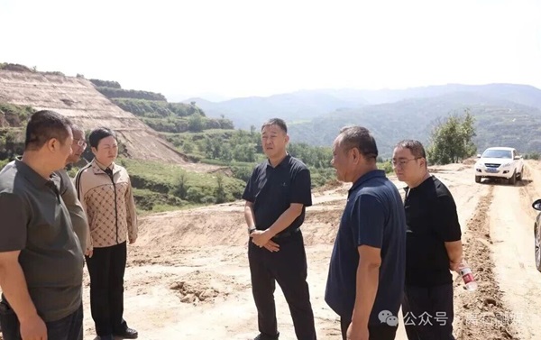 山西省吕梁市离石区委副书记、区长张海文深入一线实地调研重点项目建设工作1