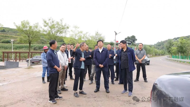 山西省吕梁市离石区委书记廉海平在吴城镇、信义镇调研推进重点项目建设工作