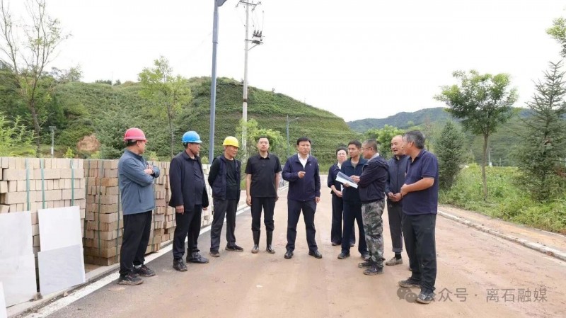 山西省吕梁市离石区委书记廉海平在吴城镇、信义镇调研推进重点项目建设工作1