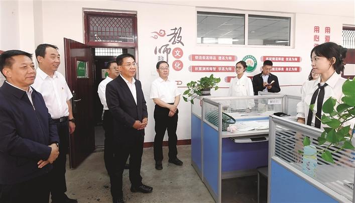 山西省吕梁市委书记孙大军在吕梁市综合高级中学慰问一线教师