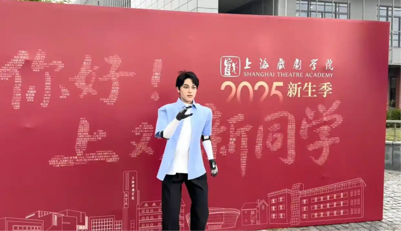 全国首位机器人博士生上戏报到，与同届新生央视主播潘涛互动