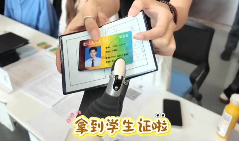 全国首位机器人博士生上戏报到，与同届新生央视主播潘涛互动