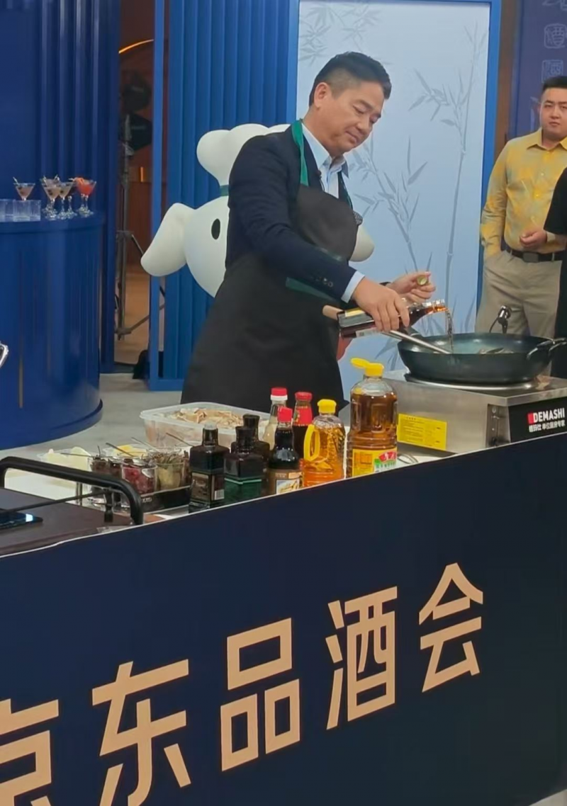 刘强东直播炒菜，提及贾国龙、罗永浩，还喊话王兴