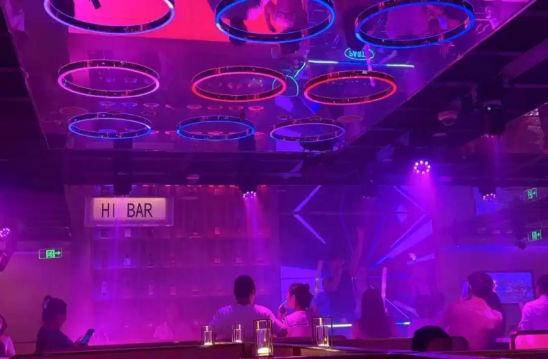 餐饮商家，集体上演“擦边餐”