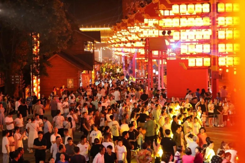 国庆中秋去哪嗨？振兴小镇放大招：演唱会+歌手赛+汉婚大典+奇幻巡游，玩出新鲜感！