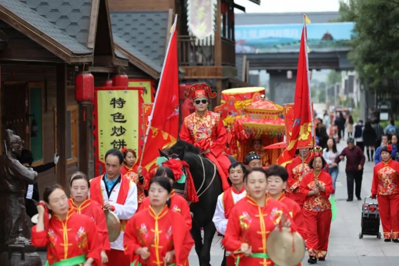 国庆中秋去哪嗨？振兴小镇放大招：演唱会+歌手赛+汉婚大典+奇幻巡游，玩出新鲜感！