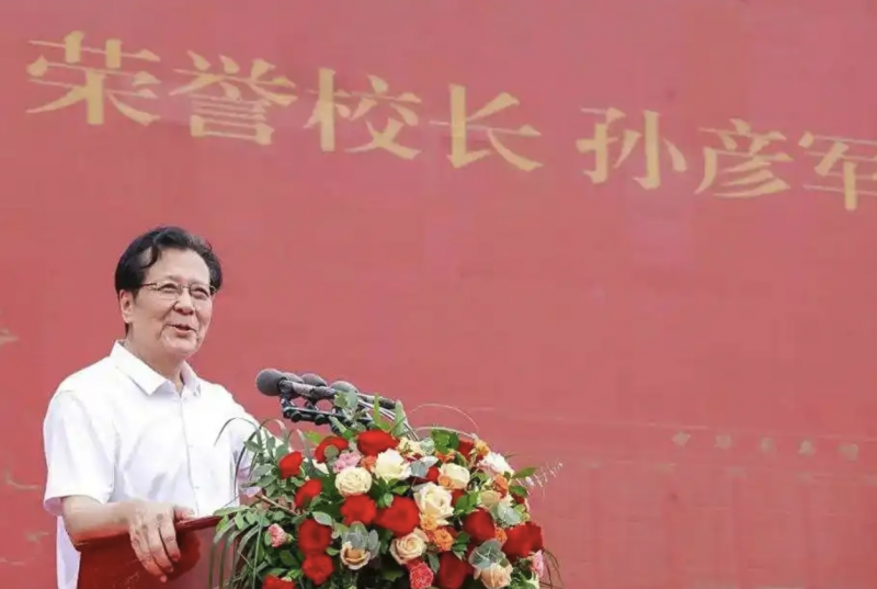 拒演刘备时放狠话，如今孙彦军成大学校长，网友：刘皇叔变校长