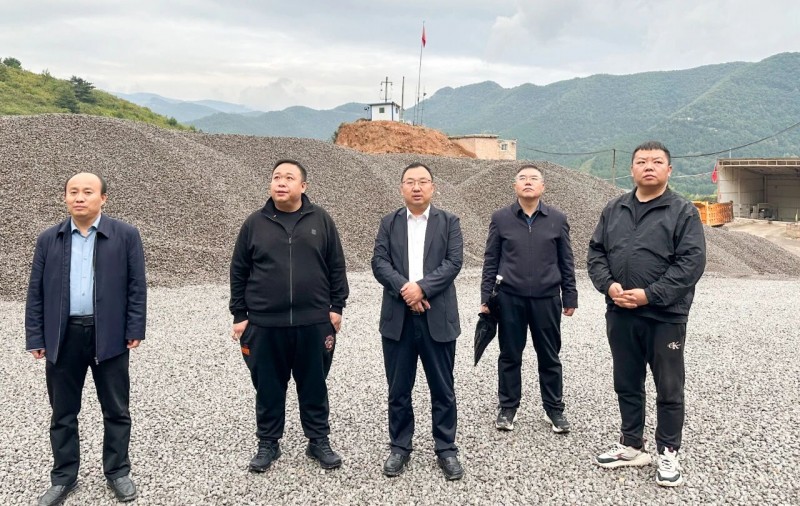山西省长治市武乡县委常委、副县长高敏智检查非煤矿山安全生产工作