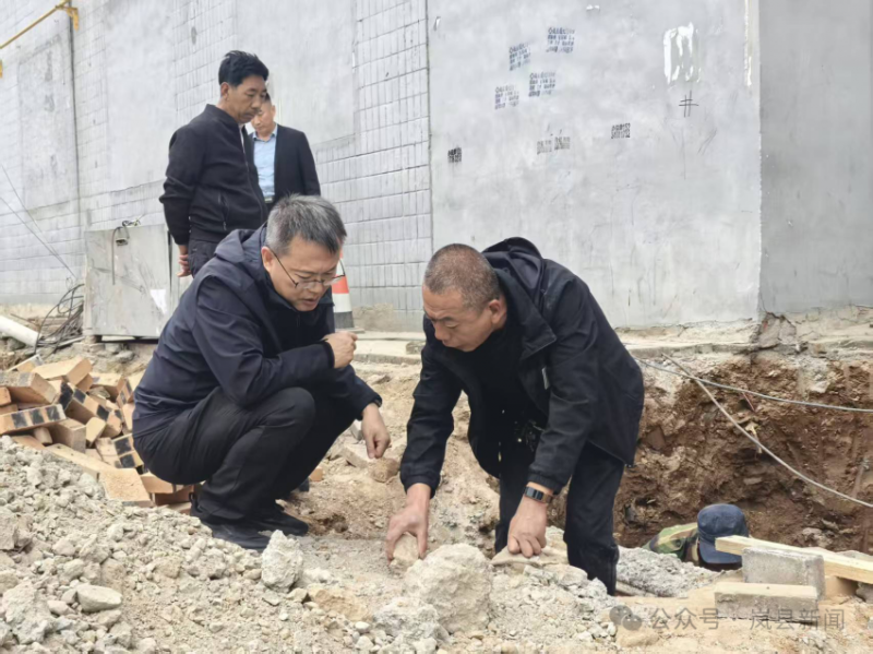 山西省吕梁市岚县县委副书记、政府县长王小明调研重点市政工程进展情况