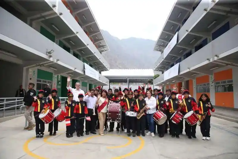 秘鲁总统迪娜·博鲁阿尔特(第一排右五)与师生代表合影,来源中国青年报