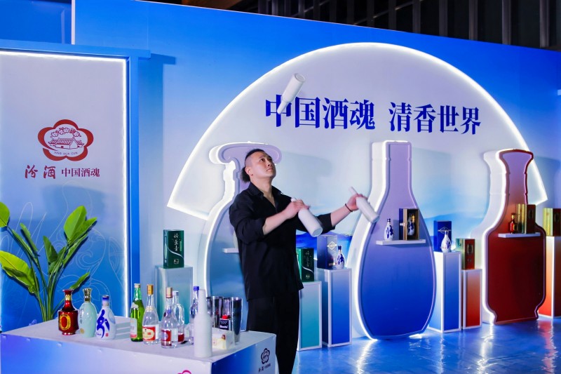 “汾瓷共生·青花焕潮”汾酒城市快闪在景德镇举行