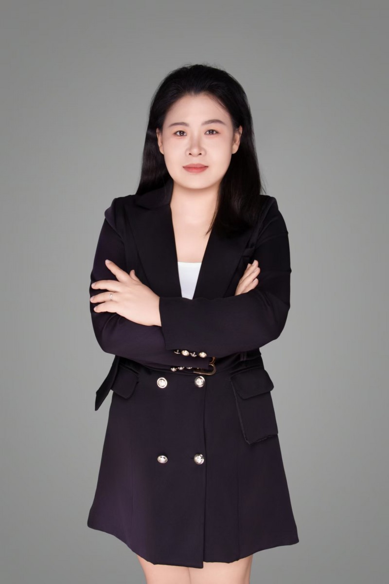 闫晓雪  山西派尔服装设计有限公司董事长  山西省黑龙江商会  主营：服务设计、加工及销售