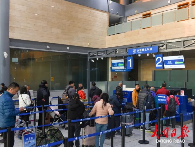 图片 11月18日18时20分  随着搭载180名旅客的HB933次航班飞往香港  大同云冈国际机场提前完成了  航空口岸出入境吞吐量5万人次的目标      2025年，在市委、市政府的大力支持下，大同云冈国际机场持续加密国际及地区航线网络，在稳定运营2024年开通的“大同⇌曼谷”航线基础上，新增香港、乌兰巴托、莫斯科、首尔等直飞国际及地区航线，构建起多元化的国际（地区）空中通道，全面提升我市对外开放水平，助力加速融入“一带一路”建设。    图片 图片   与此同时，免签政策落地为大同机场航空口岸带来发展黄金期，便捷的航线网络不仅为文旅交流、商务考察、投资兴业搭建起高效通道，更推动了口岸客流持续攀升。    图片   当天，旅客罗先生成为云冈国际机场2025年第5万名出入境旅客。“感谢大同云冈国际机场的周到服务与暖心惊喜，祝愿大同的航线越飞越广，大同的发展越来越好！”罗先生激动地说。    图片   展望未来，云冈国际机场将立足区域开放发展大局，持续深化航空口岸发展工作，以高水平航空口岸开放助推地方经济高质量发展迈上新台阶。