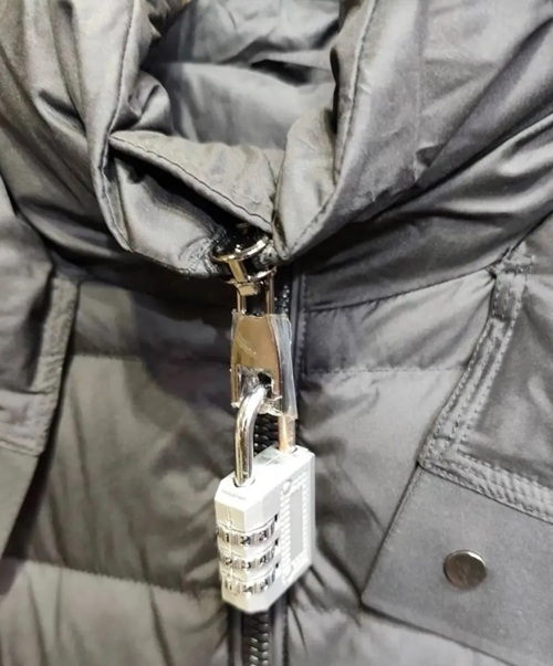 退货率太高，商家想出绝招防“薅羊毛”：挂上巨型吊牌，就没法穿出门了！但还是被人破解……