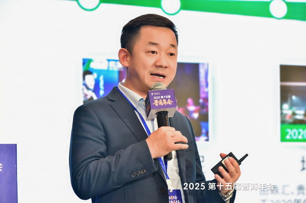 华夏名足（深圳）品牌管理有限公司创始人曾家华先生为大家分享了《智联社区 创享未来 科技助力实体门店数智化转型、升级、迭代》