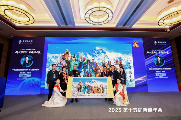 中国晋商俱乐部发起人兼秘书长刘文斌，中国晋商俱乐部副理事长段晓辉、李红梅、侯计香，中国晋商俱乐部副秘书长石磊，共同接受了朱正明老师的《中华关帝图》