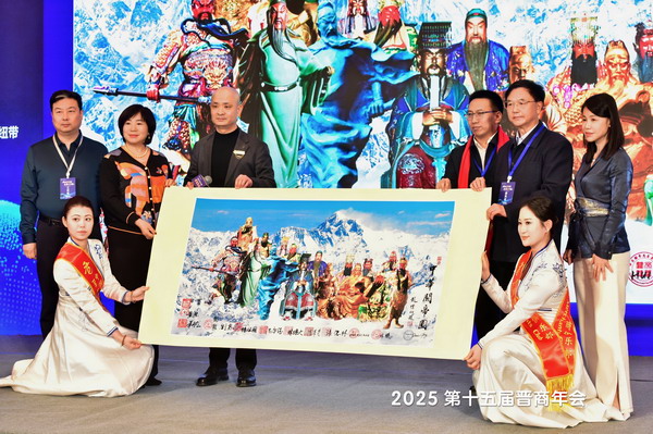 中国晋商俱乐部发起人兼秘书长刘文斌，中国晋商俱乐部副理事长段晓辉、李红梅、侯计香，中国晋商俱乐部副秘书长石磊，共同接受了朱正明老师的《中华关帝图》