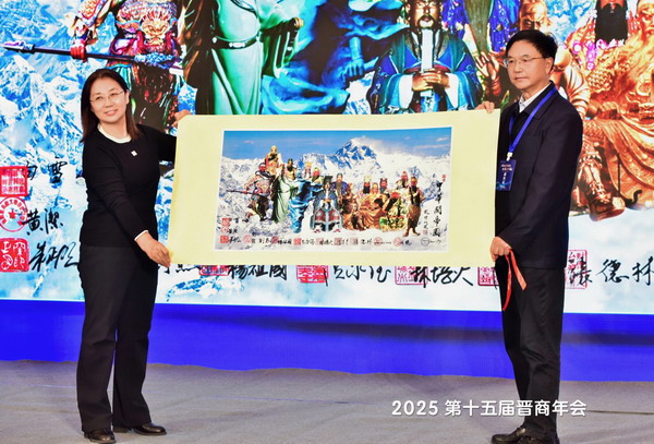 阿联酋山西商会会长陈继青接受朱正明老师的《中华关帝图》