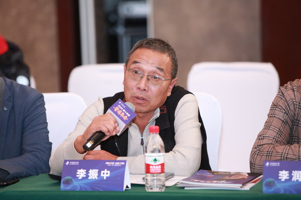 江阴市山西商会会长李振中向晋商俱乐部秘书长赠送非遗金箔画&ldquo;事事如意 祥瑞臻品&rdquo;