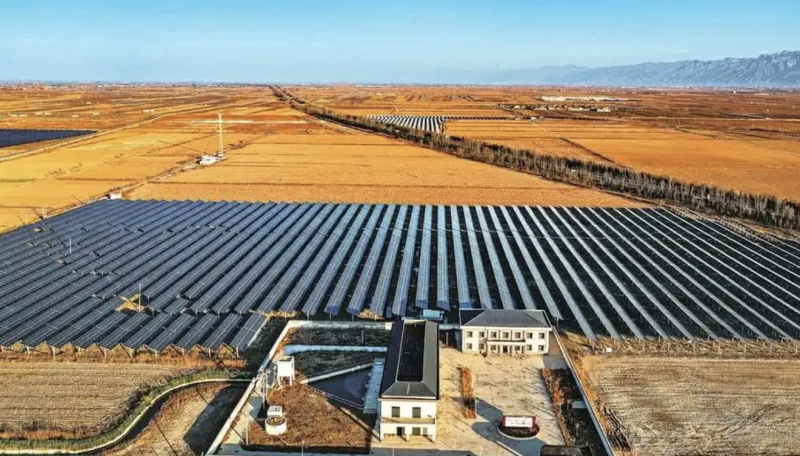山西永济盐碱滩涂变身绿电基地